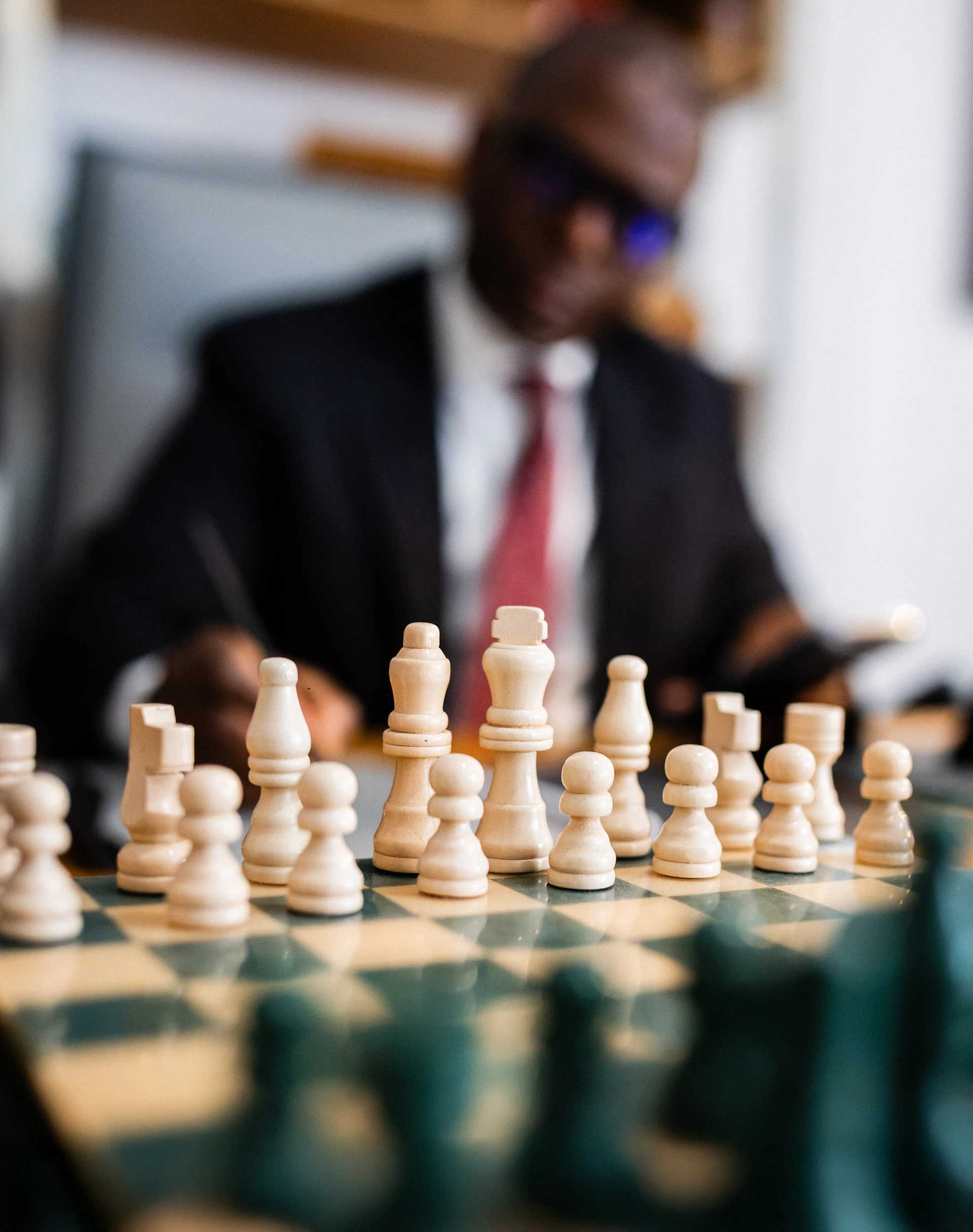 Échiquier en gros plan avec le CEO en arrière-plan